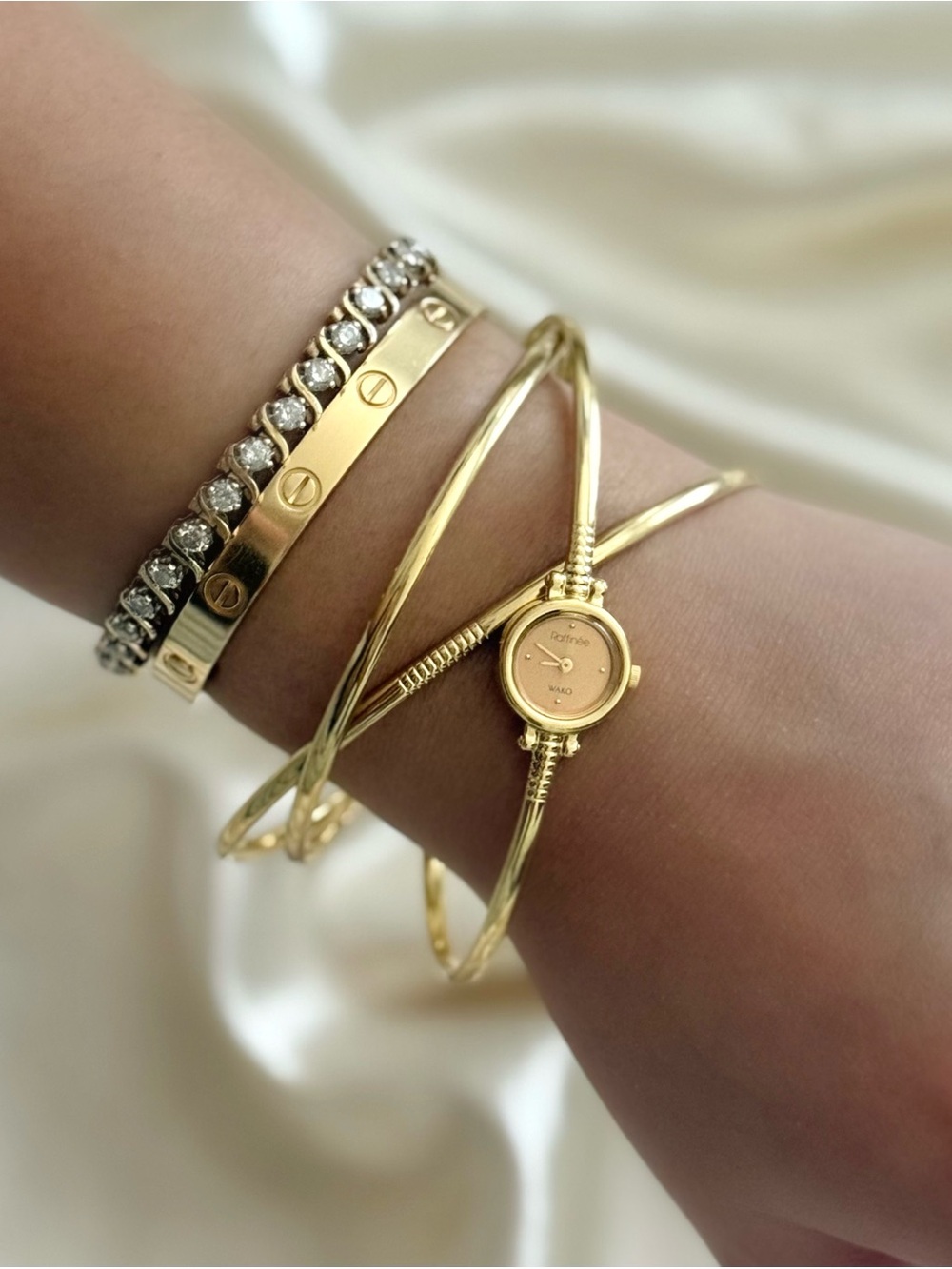 AUTHENTIC VERY RARE VINTAGE WAKO BY SEIKO DAINTY BANGLE GOLD WATCH - Picture 4 of 10